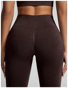 Detailweergave van de kationische naadloze scrunch butt yoga leggings voor dames