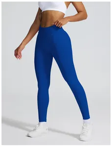 Ganzkörperansicht der hoch taillierten, königsblauen, nahtlosen Yogahose am Modell.