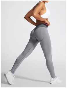 Detailansicht der grauen nahtlosen High-Waist-Yogaleggings mit Push-up-Effekt