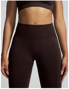 Close-up van naadloze high-waist yogabroek van zachte kationische bordeaux stof