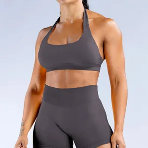 Conjunto de yoga con cuello halter de nailon mate en gris oscuro con sujetador deportivo sin costuras