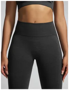 Detailopname van een donkergrijze naadloze yoga-legging met hoge taille en kationische textuur