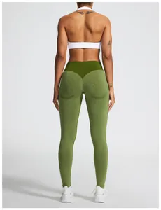 Rückansicht einer grünen nahtlosen High-Waist-Yogahose mit Push-up-Effekt am Gesäß.