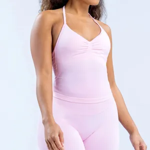 Primer plano de camiseta de yoga rosa claro con textura de tela y tirantes