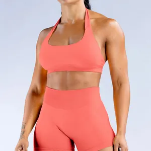 Vista detallada del conjunto de yoga sin costuras con sujetador coral y shorts de talle alto