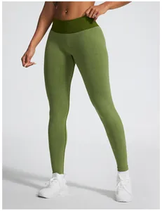 Detailansicht des hoch taillierten Designs und der Textur grüner nahtloser Yoga-Leggings