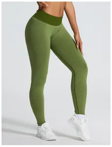 Detailansicht der grünen nahtlosen hochdehnbaren Yoga-Leggings mit Peach-Butt-Lifting-Design.