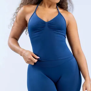 Primer plano de un conjunto de yoga azul marino con top halter y mallas de deporte