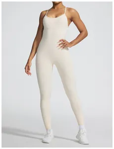 Detalle de vista frontal de un mono de yoga beige sin costuras y muy elástico en una modelo