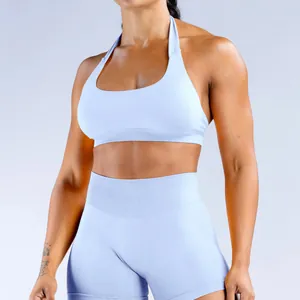 Conjunto de yoga azul sin costuras con sujetador deportivo halter y pantalones cortos