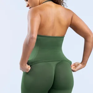 Nahaufnahme der olivgrünen Yoga-Kombination mit Neckholder-Top und straffen Leggings