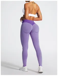 Rückansicht lila nahtloser Yoga-Leggings mit Po-Lifting-Effekt für Sport und Fitness.