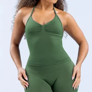 Detailansicht olivgrünes Neckholder-Yoga-Oberteil und hoch taillierte Fitness-Leggings