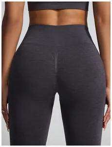 Detailweergave van de grijze naadloze yoga legging met scrunch butt en zachte textuur