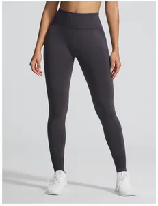 Professionele detailopname van naadloze yoga legging met hoge taille van zachte kationische stof