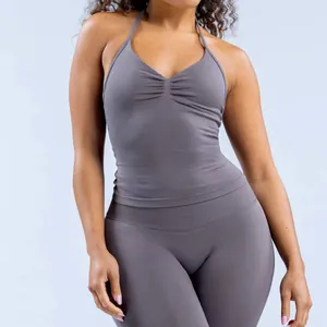 Detailansicht des lila-grauen Neckholder-Yoga-Sets mit atmungsaktiven passenden Leggings