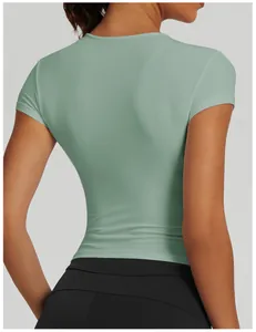 Vista posteriore di una t-shirt da yoga traspirante verde salvia a maniche corte