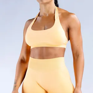 Detalle de un conjunto de yoga sin costuras con sujetador halter y mallas elásticas