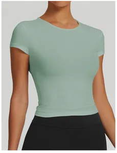 Primo piano della t-shirt sportiva da yoga slim fit verde salvia a maniche corte