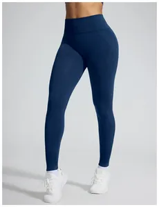 Detailopname van blauwe naadloze legging met jacquardpatroon en zachte stoftextuur