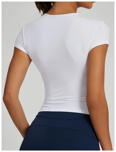 Vista posteriore dettagliata di un top da yoga bianco a maniche corte aderente per il fitness