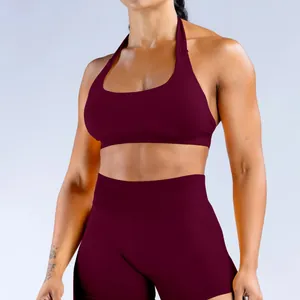Nahtloses Sport-BH-Set mit Neckholder in Kastanienbraun und hoch taillierten Shorts.