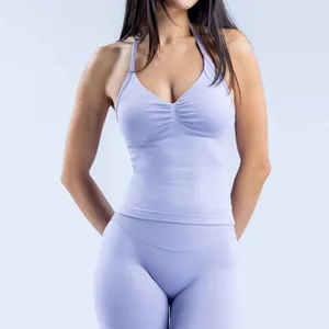 Detailaufnahme eines lavendelfarbenen Yoga-Sets mit atmungsaktivem Stoff.