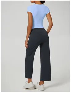 Vista posteriore di una t-shirt da yoga azzurra e pantaloni sportivi grigi larghi