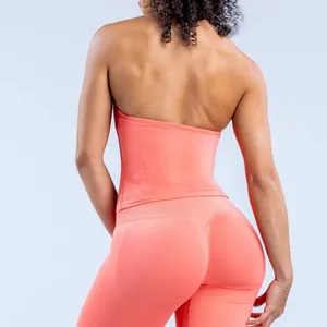 Detailansicht der Rückseite eines korallenfarbenen Yoga-Sets mit One-Shoulder-Top und Leggings.