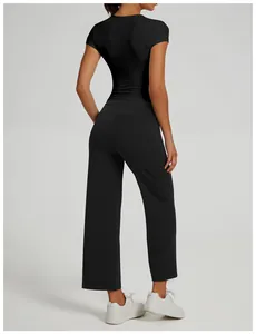 Vista posteriore di maglietta sportiva nera slim premium e pantaloni da yoga larghi donna