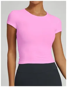 Dettaglio ravvicinato della maglia da yoga rosa a maniche corte traspirante per donna
