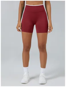 Vue détaillée du short de yoga sans couture rouge vin pour femme avec bordure de taille blanche