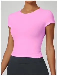 Primo piano di una t-shirt da yoga rosa slim-fit e traspirante per il fitness donna