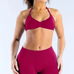 Detailopname van een naadloze bordeauxrode yoga sportbeha en bijpassende legging set