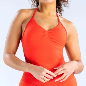 Nahaufnahme eines nahtlosen orangefarbenen Yoga-Tops mit schickem Neckholder-Design