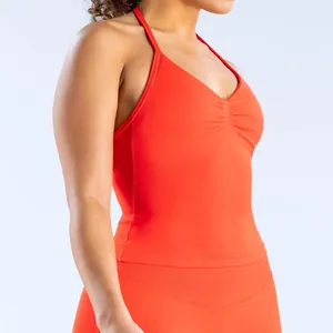 Detailansicht des leuchtend orangefarbenen, nahtlosen Yoga-Tops mit elastischem Gewebe