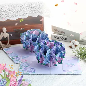 Vue détaillée du bouquet d'hortensias en relief 3D sur une carte de voeux violette.