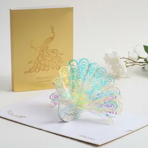 Détail de la carte de vœux paon 3D irisée avec son enveloppe dorée élégante
