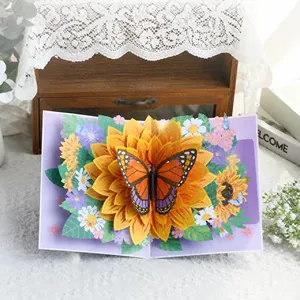 Détail en gros plan de la carte de vœux 3D avec un motif de tournesol et papillon