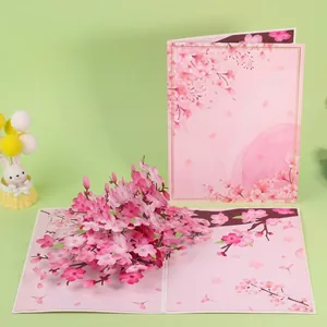 Gros plan d'une carte de vœux 3D fleurs de cerisier montrant les détails du papier découpé