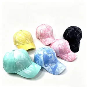 Kollektion farbenfroher Batik-Baumwoll-Basecaps, präsentiert auf weißem Hintergrund