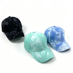 Detailansicht von drei Batik-Baumwoll-Basecaps in Schwarz, Mintgrün und Blau