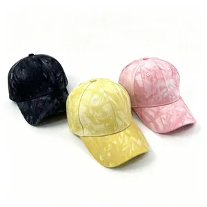 Detailansicht von drei Tie-Dye Baumwoll-Baseballkappen in den Farben Schwarz und Gelb.