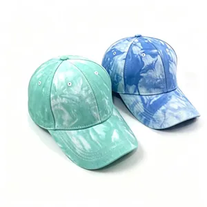 Detailansicht stilvoller Baumwoll-Batik-Baseballkappen in Blau und Mintgrün.