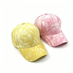 Detailansicht von stilvollen rosa und gelben Baumwoll-Batik-Baseballkappen zum Sonnenschutz.