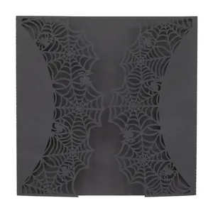 Detailansicht des filigranen lasergeschnittenen Spinnennetz-Designs auf schwarzer Halloween-Karte