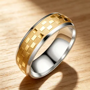 Elegante anello in acciaio al titanio da 6mm con motivo a scacchi dorati su legno