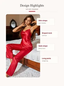 Detalles del conjunto de pijama de satén rojo con tirantes finos y cuello drapeado
