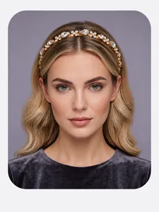 Gedetailleerde close-up van de elegante gouden luxe kristallen haarband op een model