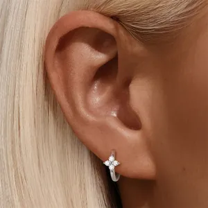 Gros plan sur boucle d'oreille en argent S925 avec détail moissanite en étoile